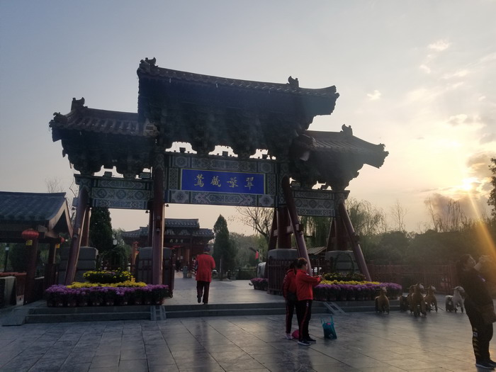 開封向東發展 開封城市升級定位規劃策劃 清明上河圖 戴欣明工作室 動能智庫 清明上河圖 內水門”區域 泛宋都古城 四季康養定位策劃 商業地產 商業地產定位策劃 商業地產運營 特色小鎮戰略定位 產業園定位策劃 人文商業地產策劃 文旅小鎮策劃定位 鄉村旅遊策劃定位 商業街策劃定位 城市綜合體策劃 古鎮古城策劃定位 文旅項目規劃策劃