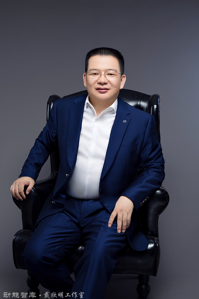 劉炳煌 動能智庫校董、四海民生（中國）產業投資有限公司 創始合夥人，前海四季康養管理（深圳）有限公司董事、投資經理