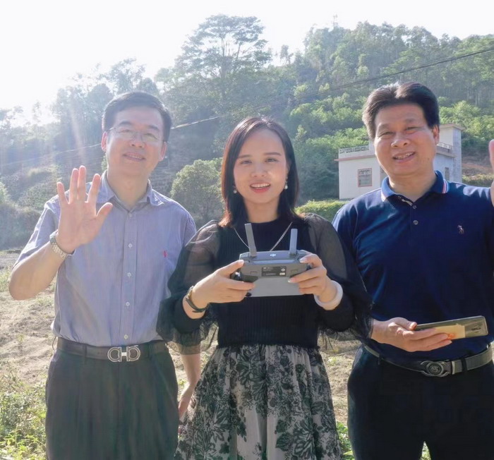 四季康養文旅小鎮羅浮山東麓紀行 動能智庫院長戴欣明 動能智庫·前海四季康養管理（深圳）有限公司董事副總經理李蓬青 動能智庫校董副院長蔡恒兒 人文四季康養 四季康養定位策劃 商業地產 商業地產定位策劃 從“單產業電商” 商業地產運營 動能智庫 戴欣明工作室 蔡恒兒工作室 董事局執行主席羅利春 特色小鎮戰略定位 產業園定位策劃 人文商業地產策劃 文旅小鎮策劃定位 鄉村旅遊策劃定位 商業街策劃定位 城市綜合體策劃 紅色文旅小鎮係統 四季康養小鎮係統 動能智庫 戴欣明工作室 蔡恒兒工作室 前海四季康養管理 古鎮古