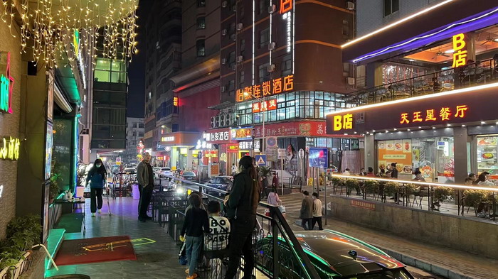 動能團隊 酒肆街品牌管理（深圳）有限公司 酒肆街小酒館 潮客小鎮 柏塘山茶酒肆合 茶產業電商模式再造 鹿湖溫泉似聖水 順縣留隍鎮 恒兒茶 恒兒的茶 酒肆街 酒肆街小酒館 酒肆街啤酒 酒世界紮啤 酒肆街精釀 四季酒肆 大健康 鄉村振興 多產業振興 高質量發展 人才振興 特色文旅小鎮 城市更新  新媒體 產業電商 四季康養產業  紅色文旅  非遺傳承 共同富裕 動能智庫 戴欣明 五邦集團  華明有 貴山行旅 上河行旅 歡樂上河 海水康養 酒肆街 四季康養特色文旅小鎮 單產業電商模式打造羅浮山茶產業 四季康養特色文旅小