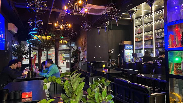 動能團隊 酒肆街品牌管理（深圳）有限公司 酒肆街小酒館 潮客小鎮 柏塘山茶酒肆合 茶產業電商模式再造 鹿湖溫泉似聖水 順縣留隍鎮 恒兒茶 恒兒的茶 酒肆街 酒肆街小酒館 酒肆街啤酒 酒世界紮啤 酒肆街精釀 四季酒肆 大健康 鄉村振興 多產業振興 高質量發展 人才振興 特色文旅小鎮 城市更新  新媒體 產業電商 四季康養產業  紅色文旅  非遺傳承 共同富裕 動能智庫 戴欣明 五邦集團  華明有 貴山行旅 上河行旅 歡樂上河 海水康養 酒肆街 四季康養特色文旅小鎮 單產業電商模式打造羅浮山茶產業 四季康養特色文旅小