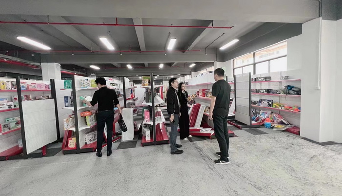 跨境產業生態 數字經濟產業間 動能智庫成員在龍華區數字經濟跨境電商產業園 數字經濟產業間，跨境產業生態建，專業服務深圳囊，產融全球大旗扛-國內直播看杭州，海外直播看深圳，動能智庫成員在龍華區數字經濟跨境電商產業園