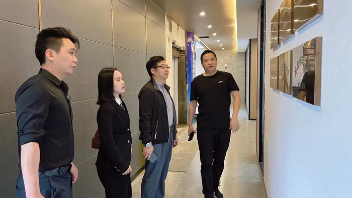 跨境產業生態 數字經濟產業間 動能智庫成員在龍華區數字經濟跨境電商產業園 數字經濟產業間，跨境產業生態建，專業服務深圳囊，產融全球大旗扛-國內直播看杭州，海外直播看深圳，動能智庫成員在龍華區數字經濟跨境電商產業園