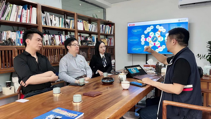 跨境產業生態 數字經濟產業間 動能智庫成員在龍華區數字經濟跨境電商產業園 數字經濟產業間，跨境產業生態建，專業服務深圳囊，產融全球大旗扛-國內直播看杭州，海外直播看深圳，動能智庫成員在龍華區數字經濟跨境電商產業園