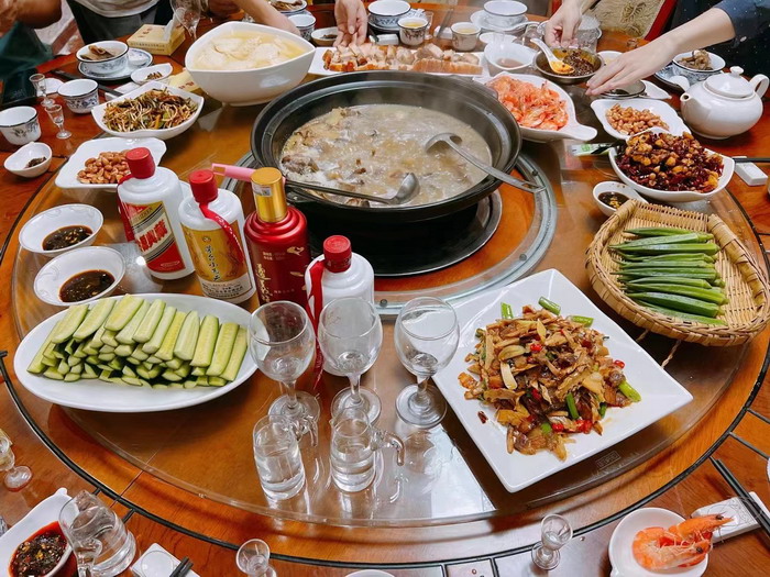 王茂金晚宴 茶肆街 酒肆街小酒吧 酒肆小酒館 酒肆小酒吧 汴河書院開講日 酒肆街小酒吧 醇島引領精釀市 深圳醇島啤酒有限公司董事長謝劭彬  水貝IBC 大廈 袁赫庭旅居康養小鎮 大灣區落地酒肆街 酒肆街小酒館項目係統概要 【酒肆街】品牌概況 酒吧街 商業街 人文商業 酒肆街消費模式 國潮產業 四季康養產業落地惠州  前海四季康養管理（深圳）有限公司 《貴山行旅》 《上河行旅》 《歡樂上河》 【酒肆街】 項目例行會議及產業投資洽談  動能智庫·酒肆街品牌管理（深圳）有限公司 戴欣明工作室 蔡恒兒工作室 動能智庫 茶產業