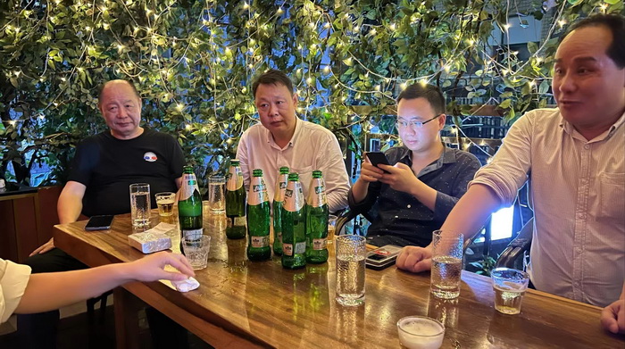 酒肆巷子水尾村，音樂會館文創尊，大碗喝酒小杯抿，降維打擊商業存-動能智庫創始人，以及酒肆街小酒館創始人、動能智庫院長戴欣明，動能智庫副院長、營銷學院、新媒體學院院長蔡恒兒，汴河書院文學院院長王玉祥，酒肆街投資人楊濤，酒肆街品牌管理（深圳）有you限xian公gong司si李li自zi豪hao等deng一yi行xing，在zai楚chu商shang國guo際ji俱ju樂le部bu楊yang智zhi民min會hui長chang，楚chu商shang國guo際ji俱ju樂le部bu秘mi書shu長chang丁ding國guo新xin的de陪pei同tong下xia做zuo客ke水shui尾wei村cun紅hong仔zai文wen創chuang會hui館guan，與yu品pin牌pai創chuang始shi人ren、品牌發展委員會中國區主席餘惠瓊交流酒肆街小酒館項目，共圖大業  酒肆巷子水圍村——福田水尾村  戴欣明 壬寅年四月十二日，2022年5月12日周四 酒肆巷子水尾村，音樂會館文創尊。 大碗喝酒小杯抿，降維打擊商業存。 動能智庫創始人，以及酒肆街小酒館創始人、動能智庫院長戴欣明，動能智庫副院長、營銷學院、新媒體學院院長蔡恒兒，汴河書院文學院院長王玉祥，酒肆街投資人楊濤，酒肆街品牌管理（深圳）有you限xian公gong司si李li自zi豪hao等deng一yi行xing，在zai楚chu商shang國guo際ji俱ju樂le部bu楊yang智zhi民min會hui長chang，楚chu商shang國guo際ji俱ju樂le部bu秘mi書shu長chang丁ding國guo新xin的de陪pei同tong下xia做zuo客ke水shui尾wei村cun紅hong仔zai文wen創chuang會hui館guan，與yu品pin牌pai創chuang始shi人ren、品牌發展委員會中國區主席餘惠瓊交流酒肆街小酒館項目，共圖大業。