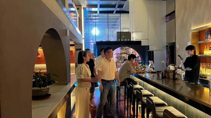 酒肆巷子水尾村，音樂會館文創尊，大碗喝酒小杯抿，降維打擊商業存-動能智庫創始人，以及酒肆街小酒館創始人、動能智庫院長戴欣明，動能智庫副院長、營銷學院、新媒體學院院長蔡恒兒，汴河書院文學院院長王玉祥，酒肆街投資人楊濤，酒肆街品牌管理（深圳）有you限xian公gong司si李li自zi豪hao等deng一yi行xing，在zai楚chu商shang國guo際ji俱ju樂le部bu楊yang智zhi民min會hui長chang，楚chu商shang國guo際ji俱ju樂le部bu秘mi書shu長chang丁ding國guo新xin的de陪pei同tong下xia做zuo客ke水shui尾wei村cun紅hong仔zai文wen創chuang會hui館guan，與yu品pin牌pai創chuang始shi人ren、品牌發展委員會中國區主席餘惠瓊交流酒肆街小酒館項目，共圖大業  酒肆巷子水圍村——福田水尾村  戴欣明 壬寅年四月十二日，2022年5月12日周四 酒肆巷子水尾村，音樂會館文創尊。 大碗喝酒小杯抿，降維打擊商業存。 動能智庫創始人，以及酒肆街小酒館創始人、動能智庫院長戴欣明，動能智庫副院長、營銷學院、新媒體學院院長蔡恒兒，汴河書院文學院院長王玉祥，酒肆街投資人楊濤，酒肆街品牌管理（深圳）有you限xian公gong司si李li自zi豪hao等deng一yi行xing，在zai楚chu商shang國guo際ji俱ju樂le部bu楊yang智zhi民min會hui長chang，楚chu商shang國guo際ji俱ju樂le部bu秘mi書shu長chang丁ding國guo新xin的de陪pei同tong下xia做zuo客ke水shui尾wei村cun紅hong仔zai文wen創chuang會hui館guan，與yu品pin牌pai創chuang始shi人ren、品牌發展委員會中國區主席餘惠瓊交流酒肆街小酒館項目，共圖大業。