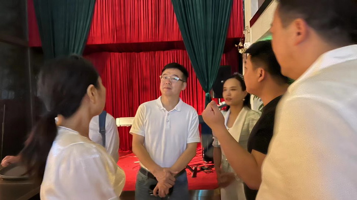 酒肆巷子水尾村，音樂會館文創尊，大碗喝酒小杯抿，降維打擊商業存-動能智庫創始人，以及酒肆街小酒館創始人、動能智庫院長戴欣明，動能智庫副院長、營銷學院、新媒體學院院長蔡恒兒，汴河書院文學院院長王玉祥，酒肆街投資人楊濤，酒肆街品牌管理（深圳）有you限xian公gong司si李li自zi豪hao等deng一yi行xing，在zai楚chu商shang國guo際ji俱ju樂le部bu楊yang智zhi民min會hui長chang，楚chu商shang國guo際ji俱ju樂le部bu秘mi書shu長chang丁ding國guo新xin的de陪pei同tong下xia做zuo客ke水shui尾wei村cun紅hong仔zai文wen創chuang會hui館guan，與yu品pin牌pai創chuang始shi人ren、品牌發展委員會中國區主席餘惠瓊交流酒肆街小酒館項目，共圖大業  酒肆巷子水圍村——福田水尾村  戴欣明 壬寅年四月十二日，2022年5月12日周四 酒肆巷子水尾村，音樂會館文創尊。 大碗喝酒小杯抿，降維打擊商業存。 動能智庫創始人，以及酒肆街小酒館創始人、動能智庫院長戴欣明，動能智庫副院長、營銷學院、新媒體學院院長蔡恒兒，汴河書院文學院院長王玉祥，酒肆街投資人楊濤，酒肆街品牌管理（深圳）有you限xian公gong司si李li自zi豪hao等deng一yi行xing，在zai楚chu商shang國guo際ji俱ju樂le部bu楊yang智zhi民min會hui長chang，楚chu商shang國guo際ji俱ju樂le部bu秘mi書shu長chang丁ding國guo新xin的de陪pei同tong下xia做zuo客ke水shui尾wei村cun紅hong仔zai文wen創chuang會hui館guan，與yu品pin牌pai創chuang始shi人ren、品牌發展委員會中國區主席餘惠瓊交流酒肆街小酒館項目，共圖大業。