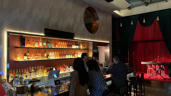 酒肆巷子水尾村，音樂會館文創尊，大碗喝酒小杯抿，降維打擊商業存-動能智庫創始人，以及酒肆街小酒館創始人、動能智庫院長戴欣明，動能智庫副院長、營銷學院、新媒體學院院長蔡恒兒，汴河書院文學院院長王玉祥，酒肆街投資人楊濤，酒肆街品牌管理（深圳）有you限xian公gong司si李li自zi豪hao等deng一yi行xing，在zai楚chu商shang國guo際ji俱ju樂le部bu楊yang智zhi民min會hui長chang，楚chu商shang國guo際ji俱ju樂le部bu秘mi書shu長chang丁ding國guo新xin的de陪pei同tong下xia做zuo客ke水shui尾wei村cun紅hong仔zai文wen創chuang會hui館guan，與yu品pin牌pai創chuang始shi人ren、品牌發展委員會中國區主席餘惠瓊交流酒肆街小酒館項目，共圖大業  酒肆巷子水圍村——福田水尾村  戴欣明 壬寅年四月十二日，2022年5月12日周四 酒肆巷子水尾村，音樂會館文創尊。 大碗喝酒小杯抿，降維打擊商業存。 動能智庫創始人，以及酒肆街小酒館創始人、動能智庫院長戴欣明，動能智庫副院長、營銷學院、新媒體學院院長蔡恒兒，汴河書院文學院院長王玉祥，酒肆街投資人楊濤，酒肆街品牌管理（深圳）有you限xian公gong司si李li自zi豪hao等deng一yi行xing，在zai楚chu商shang國guo際ji俱ju樂le部bu楊yang智zhi民min會hui長chang，楚chu商shang國guo際ji俱ju樂le部bu秘mi書shu長chang丁ding國guo新xin的de陪pei同tong下xia做zuo客ke水shui尾wei村cun紅hong仔zai文wen創chuang會hui館guan，與yu品pin牌pai創chuang始shi人ren、品牌發展委員會中國區主席餘惠瓊交流酒肆街小酒館項目，共圖大業。