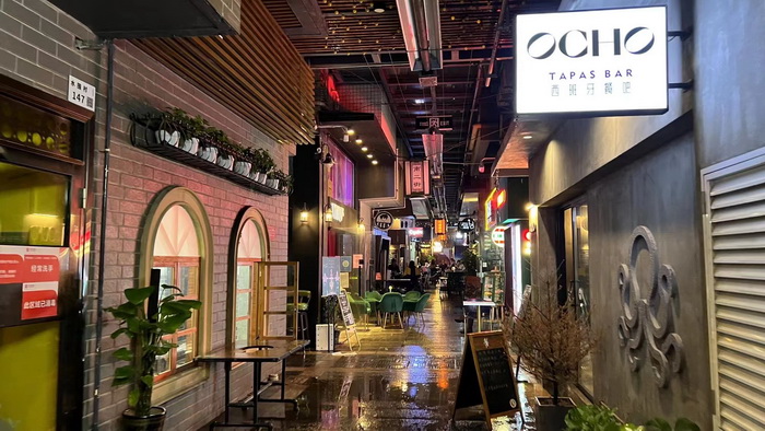 酒肆巷子水尾村，音樂會館文創尊，大碗喝酒小杯抿，降維打擊商業存-動能智庫創始人，以及酒肆街小酒館創始人、動能智庫院長戴欣明，動能智庫副院長、營銷學院、新媒體學院院長蔡恒兒，汴河書院文學院院長王玉祥，酒肆街投資人楊濤，酒肆街品牌管理（深圳）有you限xian公gong司si李li自zi豪hao等deng一yi行xing，在zai楚chu商shang國guo際ji俱ju樂le部bu楊yang智zhi民min會hui長chang，楚chu商shang國guo際ji俱ju樂le部bu秘mi書shu長chang丁ding國guo新xin的de陪pei同tong下xia做zuo客ke水shui尾wei村cun紅hong仔zai文wen創chuang會hui館guan，與yu品pin牌pai創chuang始shi人ren、品牌發展委員會中國區主席餘惠瓊交流酒肆街小酒館項目，共圖大業  酒肆巷子水圍村——福田水尾村  戴欣明 壬寅年四月十二日，2022年5月12日周四 酒肆巷子水尾村，音樂會館文創尊。 大碗喝酒小杯抿，降維打擊商業存。 動能智庫創始人，以及酒肆街小酒館創始人、動能智庫院長戴欣明，動能智庫副院長、營銷學院、新媒體學院院長蔡恒兒，汴河書院文學院院長王玉祥，酒肆街投資人楊濤，酒肆街品牌管理（深圳）有you限xian公gong司si李li自zi豪hao等deng一yi行xing，在zai楚chu商shang國guo際ji俱ju樂le部bu楊yang智zhi民min會hui長chang，楚chu商shang國guo際ji俱ju樂le部bu秘mi書shu長chang丁ding國guo新xin的de陪pei同tong下xia做zuo客ke水shui尾wei村cun紅hong仔zai文wen創chuang會hui館guan，與yu品pin牌pai創chuang始shi人ren、品牌發展委員會中國區主席餘惠瓊交流酒肆街小酒館項目，共圖大業。