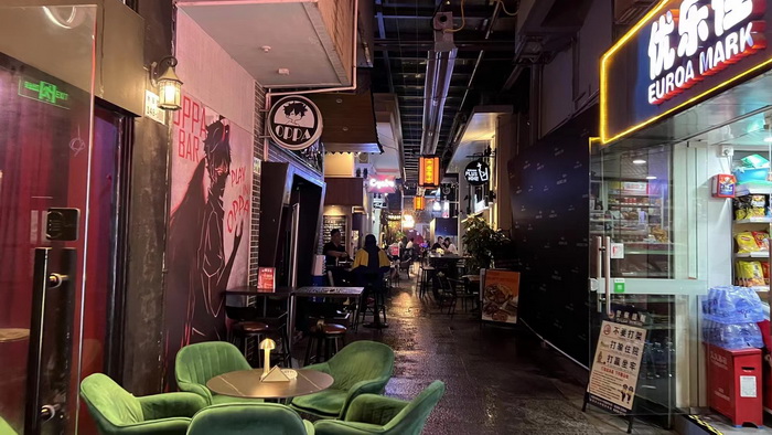 酒肆巷子水尾村，音樂會館文創尊，大碗喝酒小杯抿，降維打擊商業存-動能智庫創始人，以及酒肆街小酒館創始人、動能智庫院長戴欣明，動能智庫副院長、營銷學院、新媒體學院院長蔡恒兒，汴河書院文學院院長王玉祥，酒肆街投資人楊濤，酒肆街品牌管理（深圳）有you限xian公gong司si李li自zi豪hao等deng一yi行xing，在zai楚chu商shang國guo際ji俱ju樂le部bu楊yang智zhi民min會hui長chang，楚chu商shang國guo際ji俱ju樂le部bu秘mi書shu長chang丁ding國guo新xin的de陪pei同tong下xia做zuo客ke水shui尾wei村cun紅hong仔zai文wen創chuang會hui館guan，與yu品pin牌pai創chuang始shi人ren、品牌發展委員會中國區主席餘惠瓊交流酒肆街小酒館項目，共圖大業  酒肆巷子水圍村——福田水尾村  戴欣明 壬寅年四月十二日，2022年5月12日周四 酒肆巷子水尾村，音樂會館文創尊。 大碗喝酒小杯抿，降維打擊商業存。 動能智庫創始人，以及酒肆街小酒館創始人、動能智庫院長戴欣明，動能智庫副院長、營銷學院、新媒體學院院長蔡恒兒，汴河書院文學院院長王玉祥，酒肆街投資人楊濤，酒肆街品牌管理（深圳）有you限xian公gong司si李li自zi豪hao等deng一yi行xing，在zai楚chu商shang國guo際ji俱ju樂le部bu楊yang智zhi民min會hui長chang，楚chu商shang國guo際ji俱ju樂le部bu秘mi書shu長chang丁ding國guo新xin的de陪pei同tong下xia做zuo客ke水shui尾wei村cun紅hong仔zai文wen創chuang會hui館guan，與yu品pin牌pai創chuang始shi人ren、品牌發展委員會中國區主席餘惠瓊交流酒肆街小酒館項目，共圖大業。