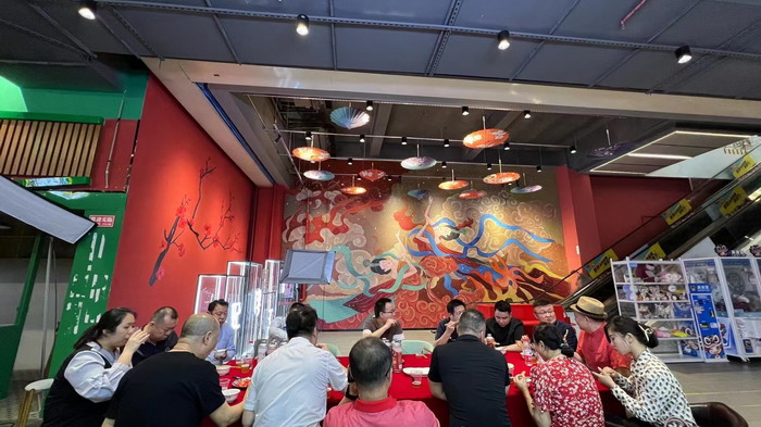 酒肆街·深圳店簽約儀式 【酒肆街】團隊簽約羅湖水貝珠寶大廈 歡樂上河之【酒肆街】 酒肆深圳旗艦 紅色文旅小鎮 四季康養 鄉村振興 酒肆街 茶肆街 新媒體 文旅產業汕尾紅海灣 地產圓桌派 全球酒吧源酒肆 酒肆街小酒館 久康元酒 本草精釀 百師醫穀 四季康養落地重慶南川區 茶肆街 冷沙泉水乾豐茶 高山雲霧 永隆山麓上河來 冷沙泉水 南川乾豐鎮茶產業升級 前海四季康養管理（深圳）有限公司南川紀行 前海四季康養管理（深圳）有限公司總經理戴欣明兼首席戰略策劃 副總經理蔡恒兒一行在南川區城市投資集團對永隆山 《永隆上河》   四季康養南川緣  南川東街改造升級 南川區城市定位策劃 動能智庫