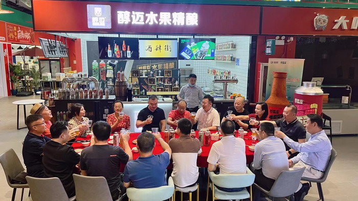 酒肆街·深圳店簽約儀式 【酒肆街】團隊簽約羅湖水貝珠寶大廈 歡樂上河之【酒肆街】 酒肆深圳旗艦 紅色文旅小鎮 四季康養 鄉村振興 酒肆街 茶肆街 新媒體 文旅產業汕尾紅海灣 地產圓桌派 全球酒吧源酒肆 酒肆街小酒館 久康元酒 本草精釀 百師醫穀 四季康養落地重慶南川區 茶肆街 冷沙泉水乾豐茶 高山雲霧 永隆山麓上河來 冷沙泉水 南川乾豐鎮茶產業升級 前海四季康養管理（深圳）有限公司南川紀行 前海四季康養管理（深圳）有限公司總經理戴欣明兼首席戰略策劃 副總經理蔡恒兒一行在南川區城市投資集團對永隆山 《永隆上河》   四季康養南川緣  南川東街改造升級 南川區城市定位策劃 動能智庫