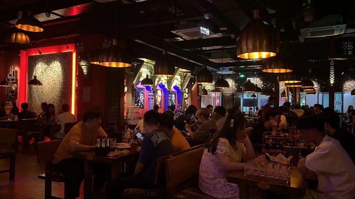 東街草市 酒肆街，酒肆街小酒館定位 年輕人的社交圈 深圳酒肆街鎮  汴河書院 酒肆街·深圳簽約儀式 【酒肆街】團隊簽約羅湖水貝珠寶大廈 歡樂上河之【酒肆街】 酒肆深圳旗艦 紅色文旅小鎮 四季康養 鄉村振興 酒肆街 茶肆街 新媒體 文旅產業汕尾紅海灣 地產圓桌派 全球酒吧源酒肆 酒肆街小酒館 久康元酒 本草精釀 百師醫穀 四季康養落地重慶南川區 茶肆街 冷沙泉水乾豐茶 高山雲霧 永隆山麓上河來 冷沙泉水 南川乾豐鎮茶產業升級 前海四季康養管理（深圳）有限公司南川紀行 前海四季康養管理（深圳）有限公司總經理戴