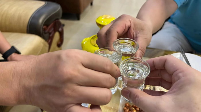 東街草市 酒肆街，酒肆街小酒館定位 年輕人的社交圈 深圳酒肆街鎮  汴河書院 酒肆街·深圳簽約儀式 【酒肆街】團隊簽約羅湖水貝珠寶大廈 歡樂上河之【酒肆街】 酒肆深圳旗艦 紅色文旅小鎮 四季康養 鄉村振興 酒肆街 茶肆街 新媒體 文旅產業汕尾紅海灣 地產圓桌派 全球酒吧源酒肆 酒肆街小酒館 久康元酒 本草精釀 百師醫穀 四季康養落地重慶南川區 茶肆街 冷沙泉水乾豐茶 高山雲霧 永隆山麓上河來 冷沙泉水 南川乾豐鎮茶產業升級 前海四季康養管理（深圳）有限公司南川紀行 前海四季康養管理（深圳）有限公司總經理戴