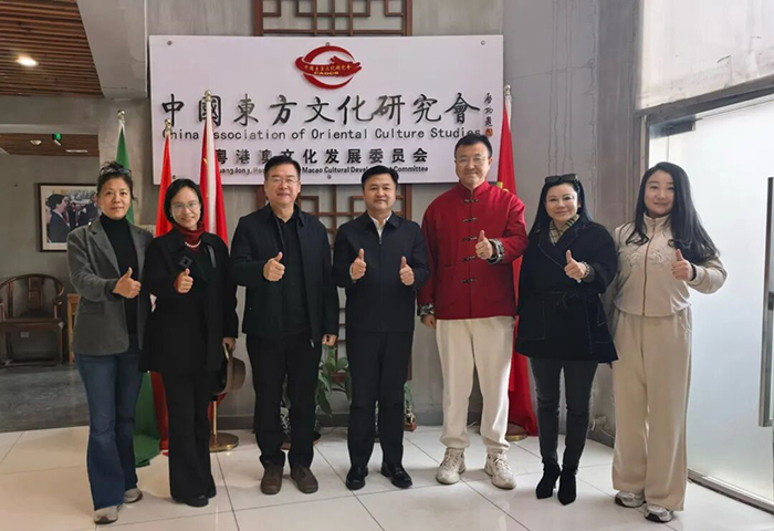 動能智庫·汴河書院到訪中國東方文化研究會粵港澳文化工作委員會 共探灣區文化產業融合發展新路徑，戴欣明院長向馮丞疆主任贈送個人著作《迭學》，中國東方文化研究會粵港澳文化發展委員會經研究決定，聘任戴欣明同誌擔任該委員會顧問一職