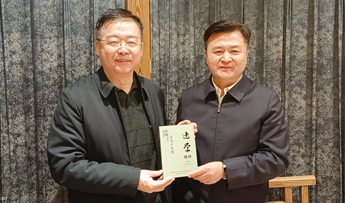 戴欣明院長向馮丞疆主任贈送個人著作《迭學》